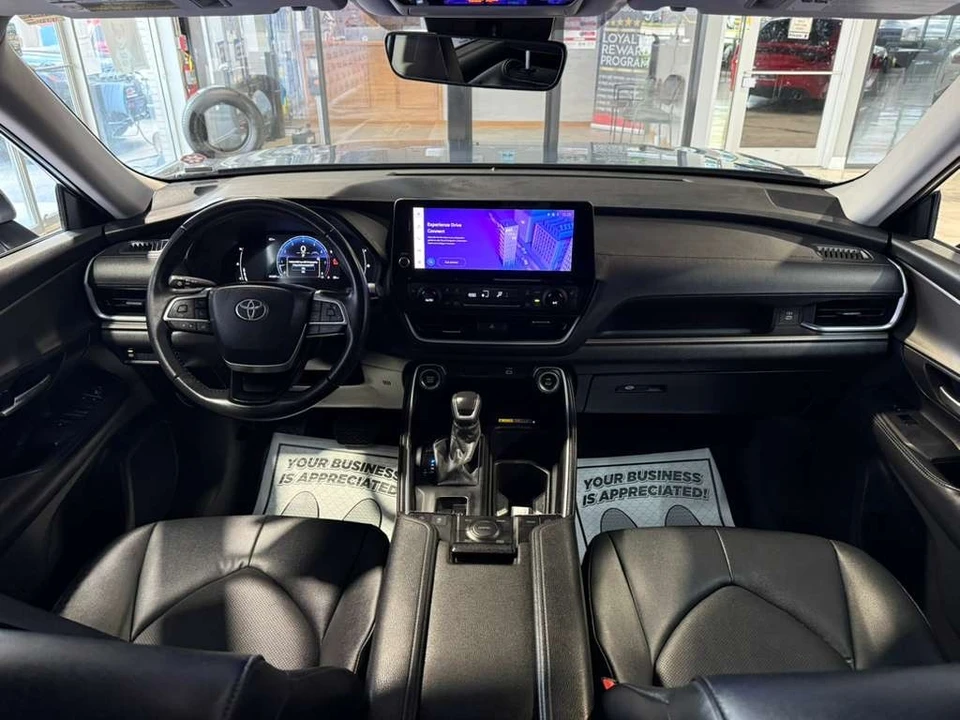 2025 Toyota Highlander - Image 25 of 31