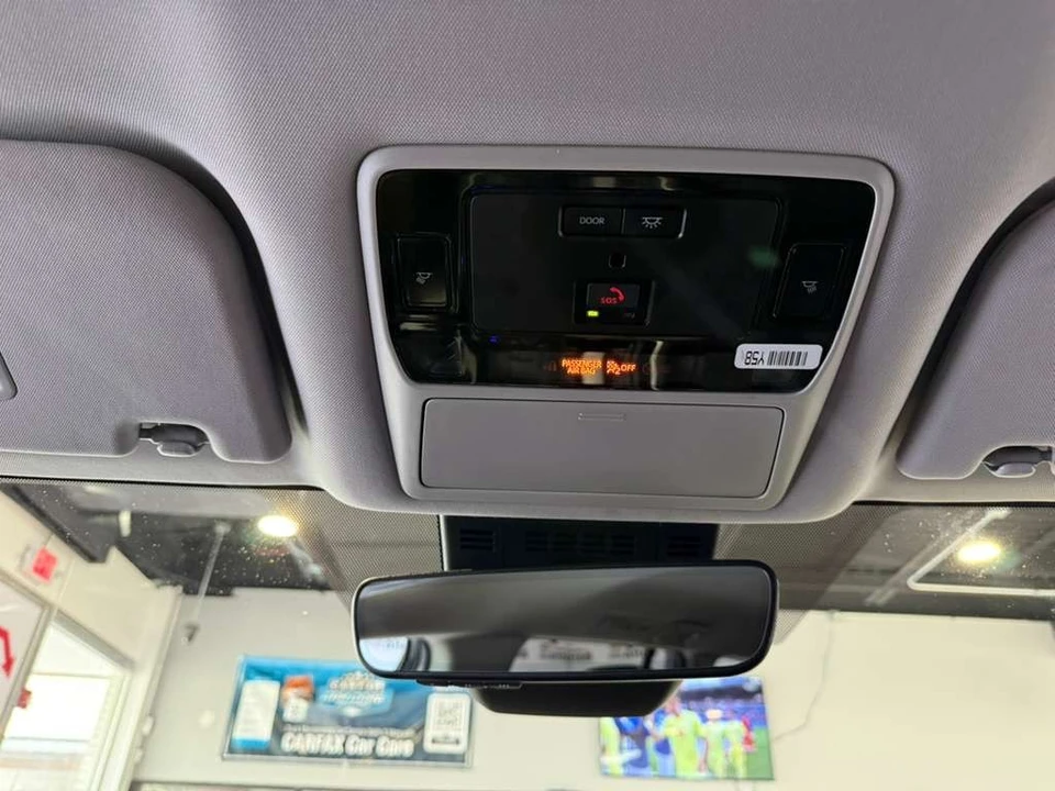 2025 Toyota Highlander - Image 19 of 31
