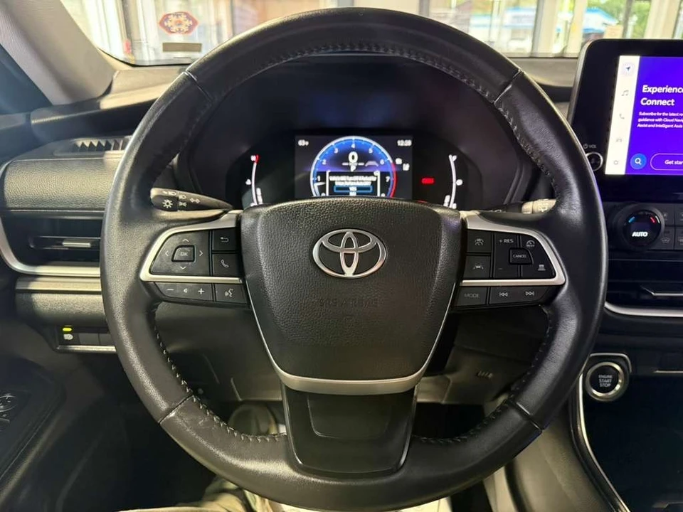 2025 Toyota Highlander - Image 11 of 31