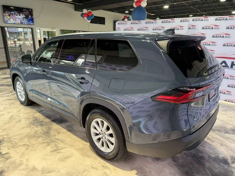 2025 Toyota Highlander - Image 10 of 31