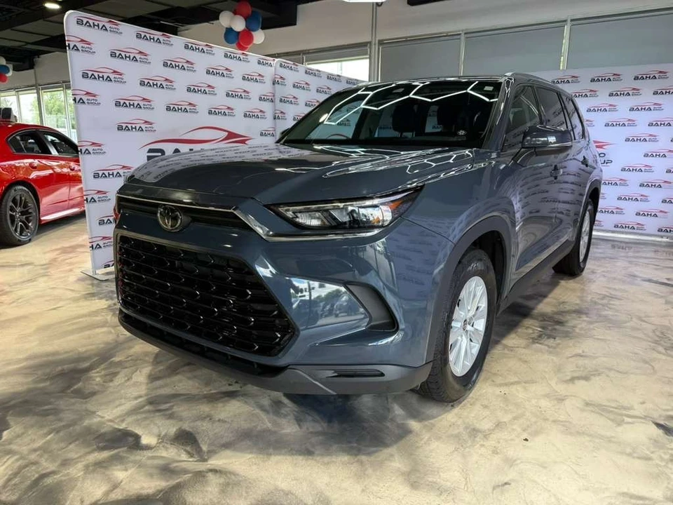 2025 Toyota Highlander - Image 2 of 31