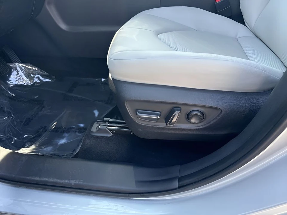 2025 Toyota Highlander - Image 12 of 31