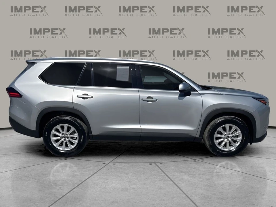 2025 Toyota Highlander - Image 8 of 31