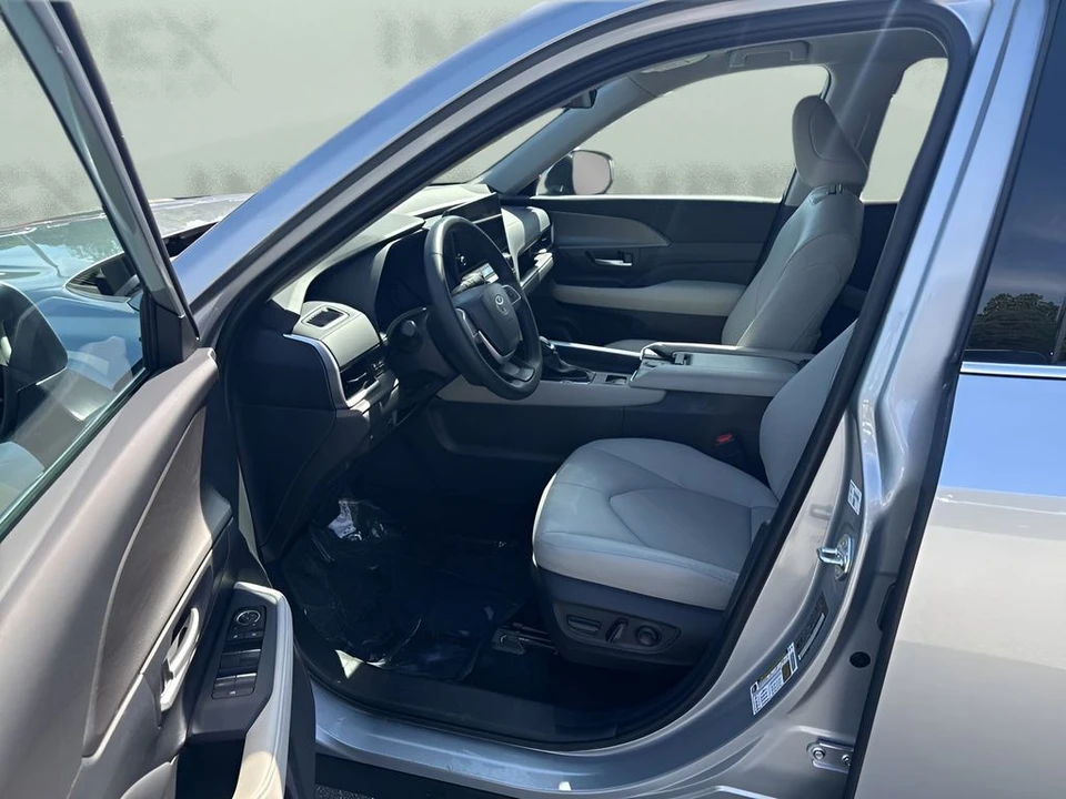 2025 Toyota Highlander - Image 11 of 31