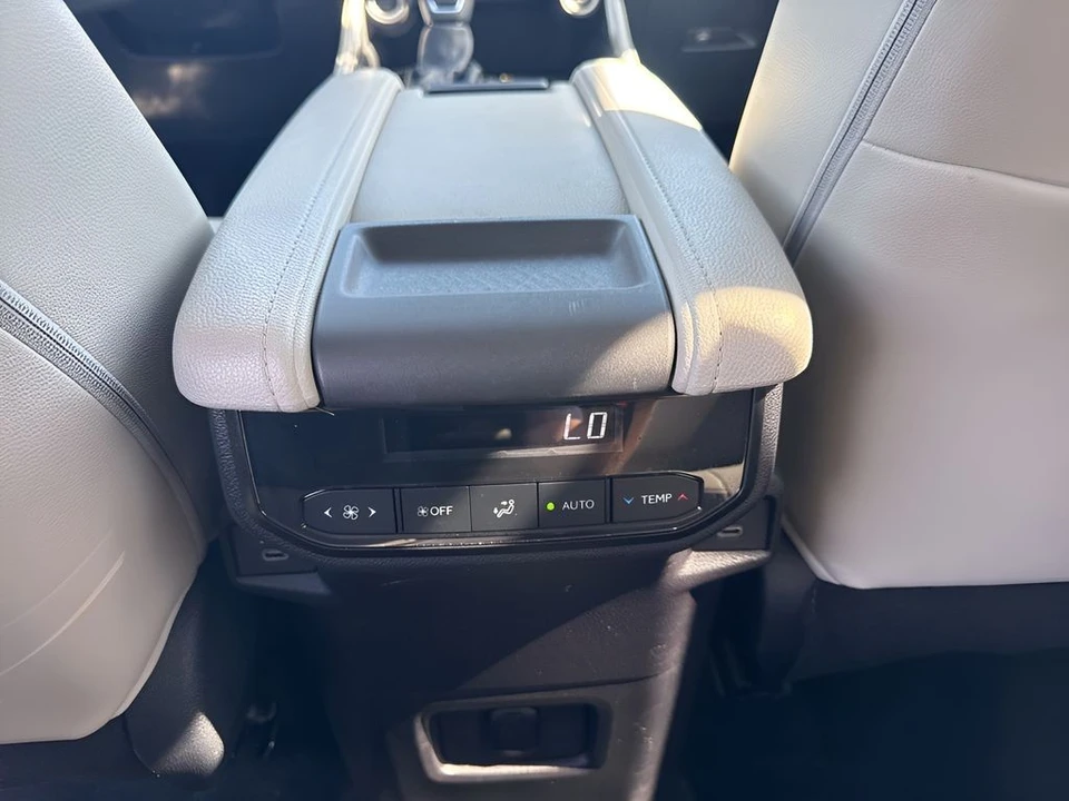 2025 Toyota Highlander - Image 15 of 31