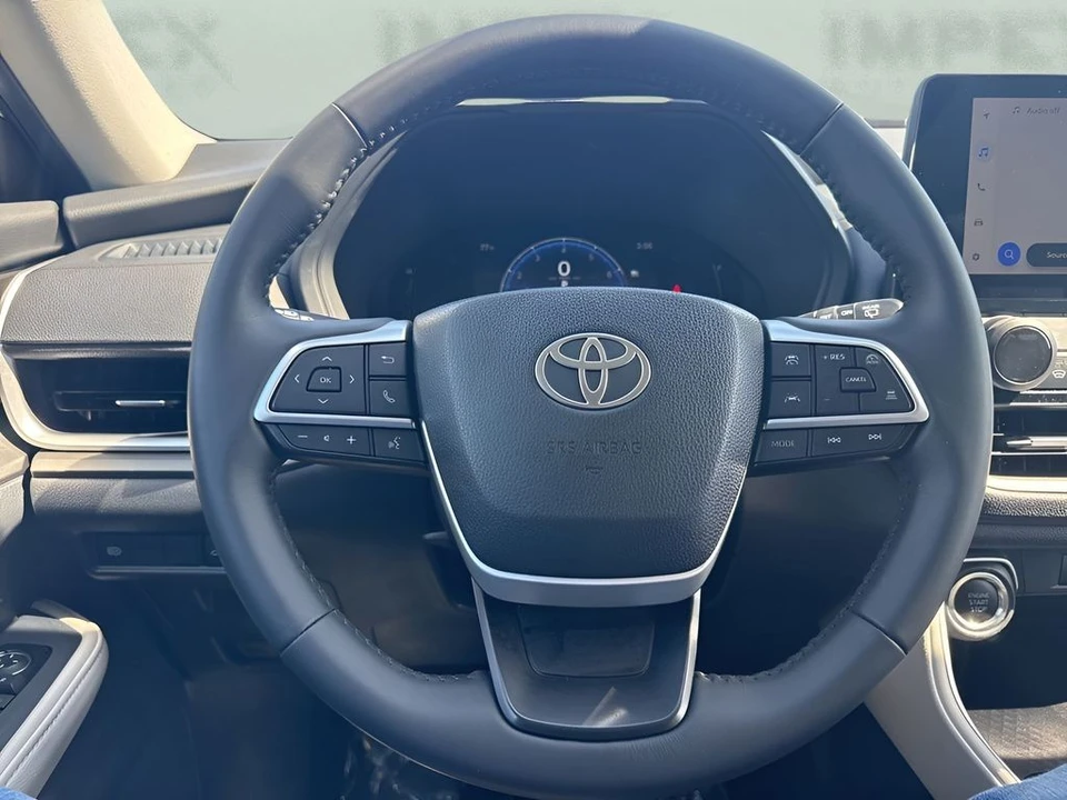 2025 Toyota Highlander - Image 16 of 31