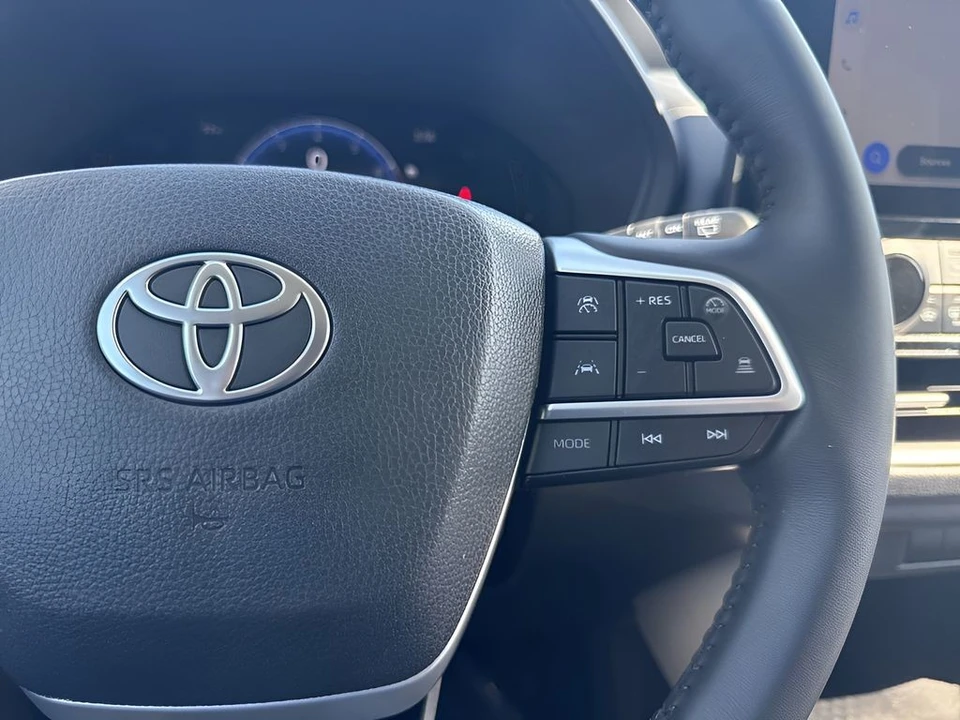 2025 Toyota Highlander - Image 18 of 31