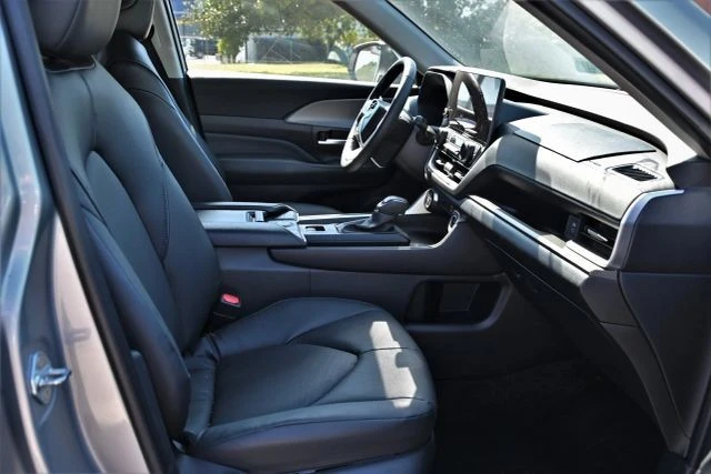 2025 Toyota Highlander - Image 9 of 16