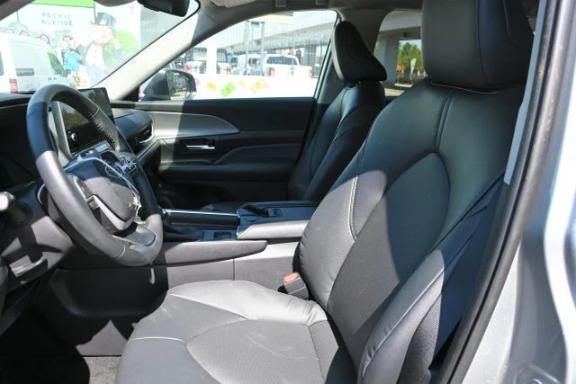 2025 Toyota Highlander - Image 8 of 16