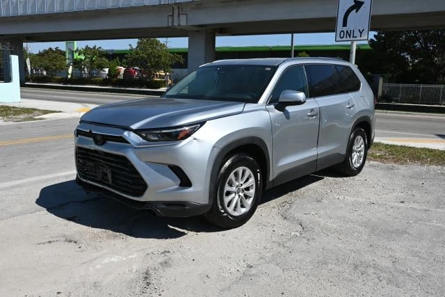 2025 Toyota Highlander - Image 2 of 16