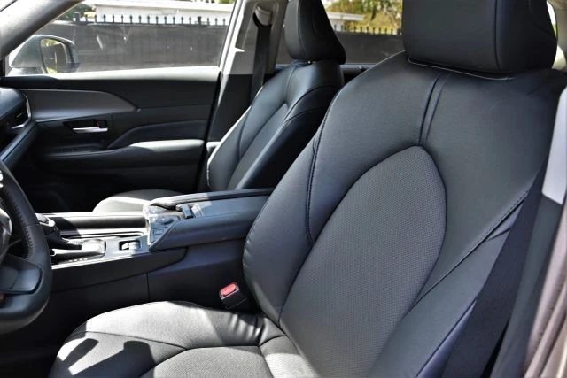 2025 Toyota Highlander - Image 10 of 17