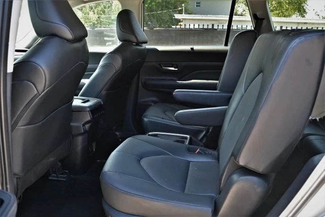 2025 Toyota Highlander - Image 13 of 17