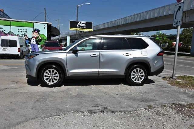 2025 Toyota Highlander - Image 5 of 16