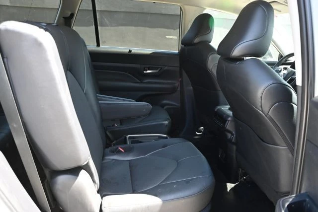 2025 Toyota Highlander - Image 14 of 17