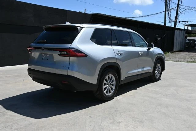 2025 Toyota Highlander - Image 5 of 17