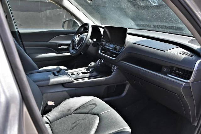 2025 Toyota Highlander - Image 12 of 17