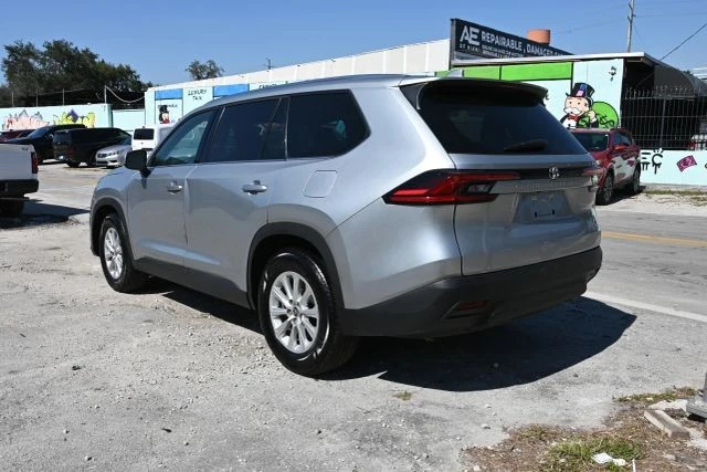 2025 Toyota Highlander - Image 3 of 16