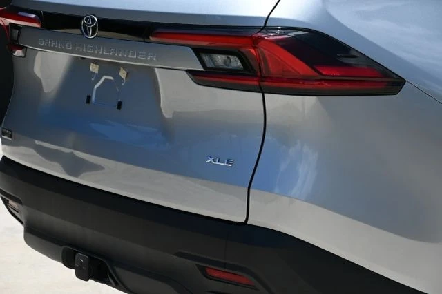 2025 Toyota Highlander - Image 8 of 21
