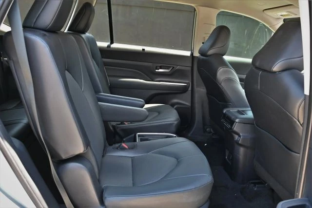 2025 Toyota Highlander - Image 16 of 21