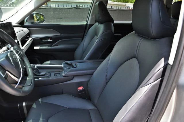 2025 Toyota Highlander - Image 13 of 21