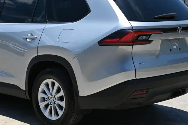 2025 Toyota Highlander - Image 8 of 20