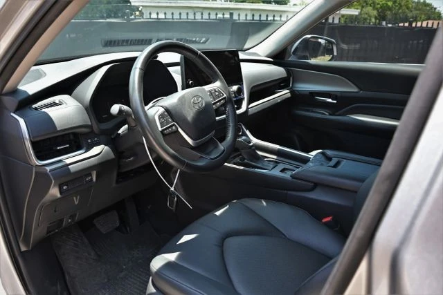 2025 Toyota Highlander - Image 12 of 20
