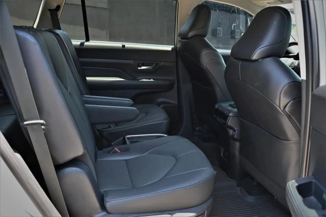 2025 Toyota Highlander - Image 15 of 20