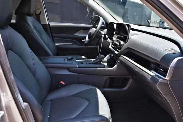 2025 Toyota Highlander - Image 13 of 20