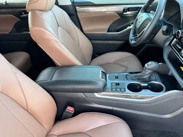 2025 Toyota Highlander - Image 13 of 20