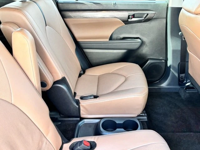 2025 Toyota Highlander - Image 14 of 20