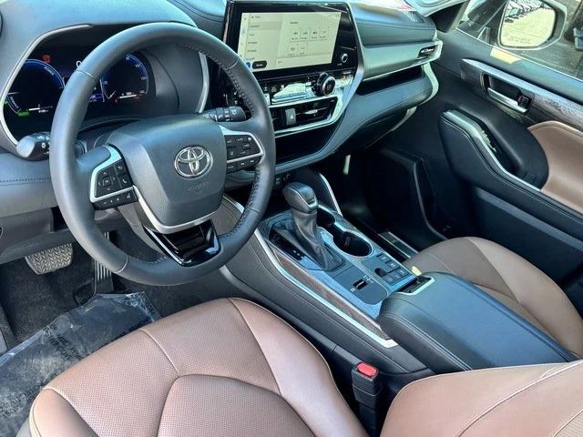2025 Toyota Highlander - Image 19 of 20