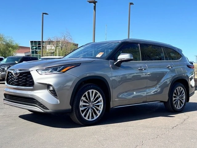 2025 Toyota Highlander - Image 2 of 20