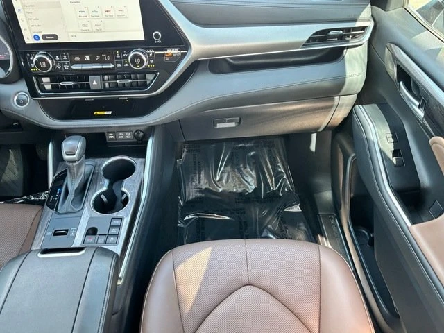 2025 Toyota Highlander - Image 18 of 20
