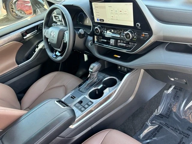 2025 Toyota Highlander - Image 12 of 20