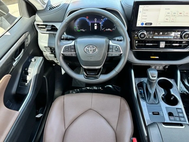 2025 Toyota Highlander - Image 16 of 20