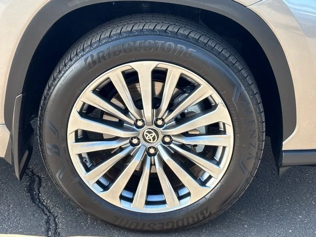 2025 Toyota Highlander - Image 11 of 20