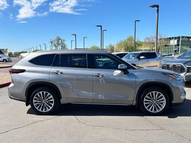2025 Toyota Highlander - Image 9 of 20