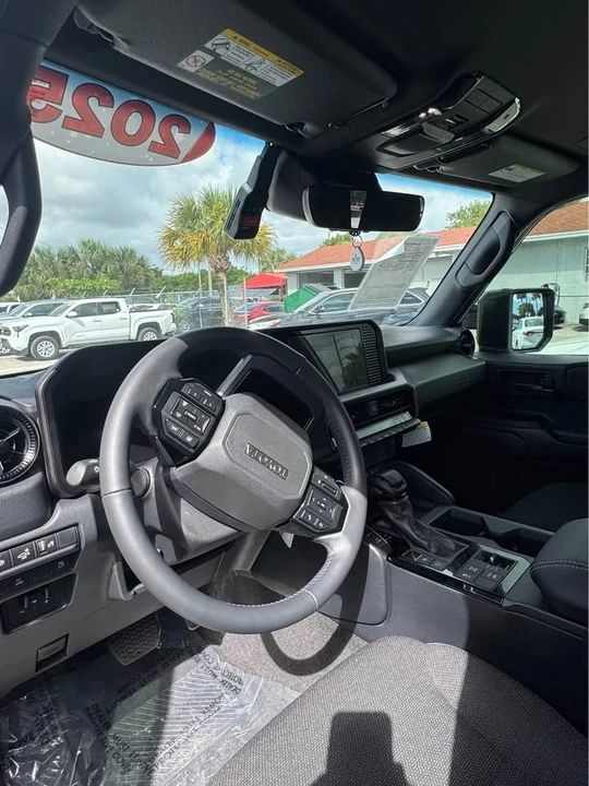 2025 Toyota Highlander - Image 10 of 12