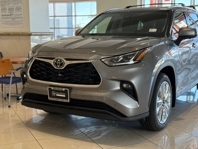 2025 Toyota Highlander - Image 3 of 12