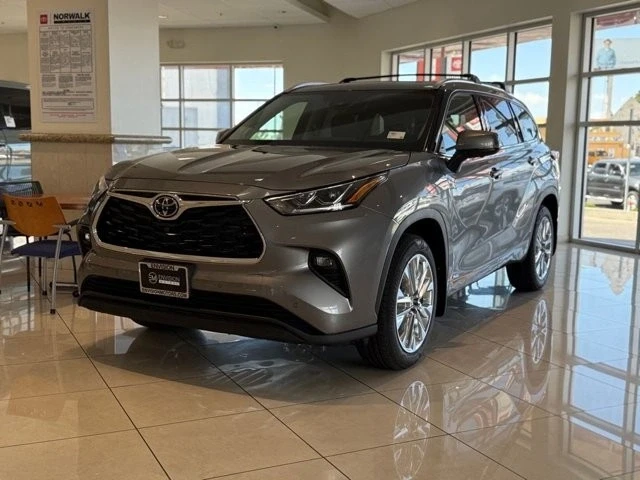 2025 Toyota Highlander - Image 2 of 12