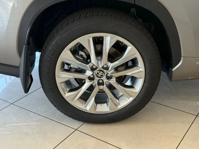 2025 Toyota Highlander - Image 8 of 12