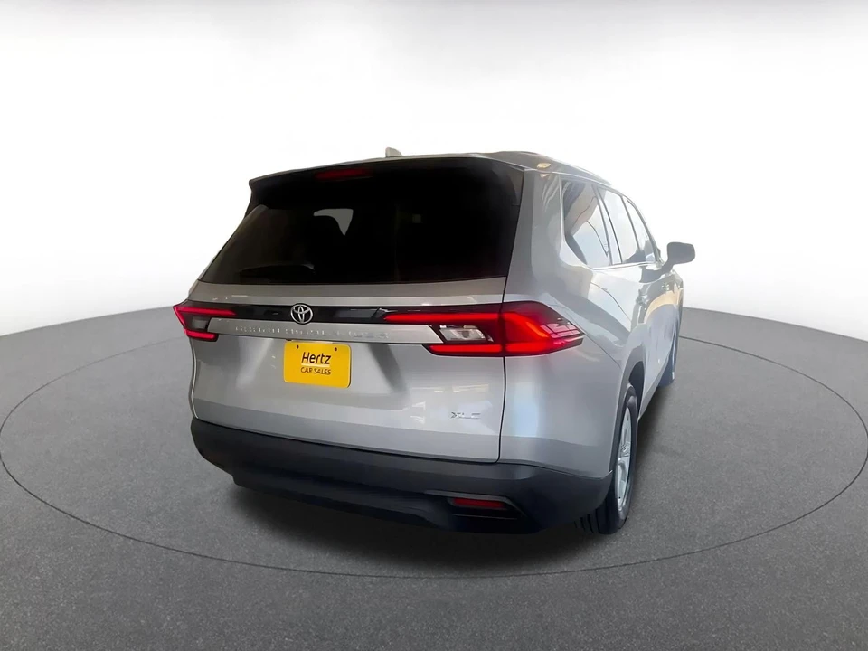 2025 Toyota Highlander - Image 15 of 31
