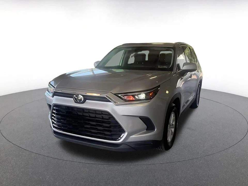 2025 Toyota Highlander - Image 7 of 31
