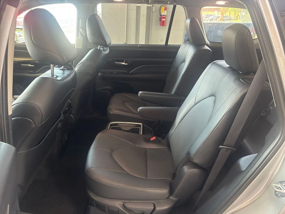 2025 Toyota Highlander - Image 28 of 31