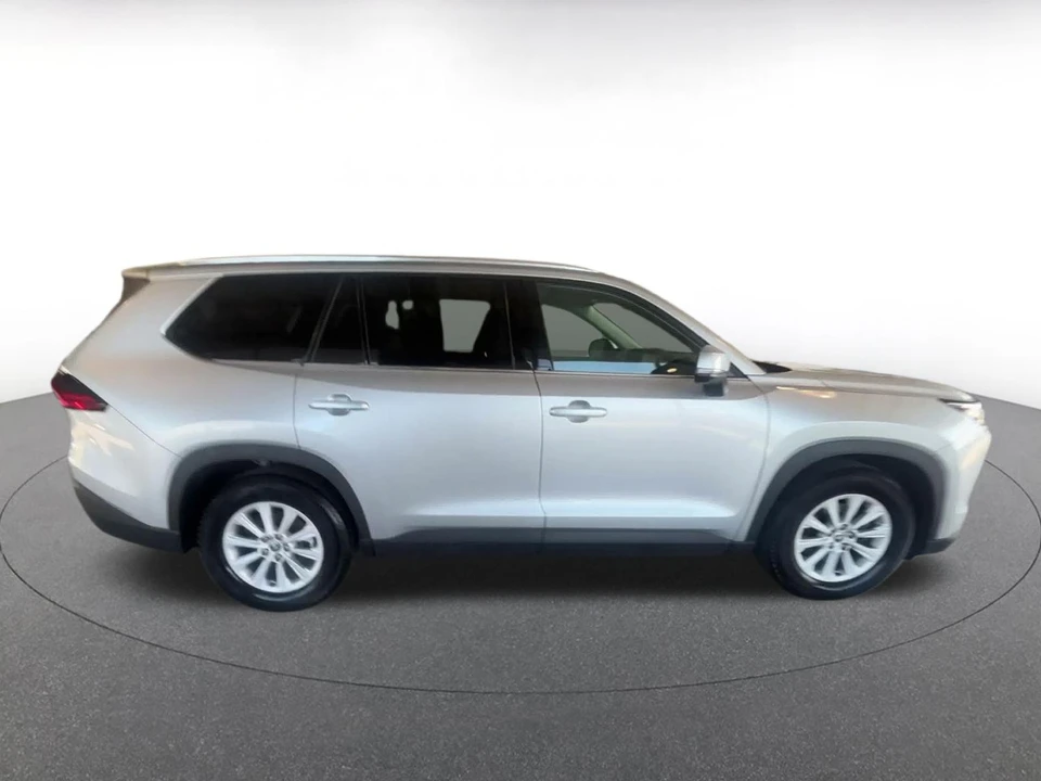 2025 Toyota Highlander - Image 17 of 31