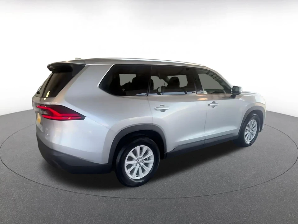2025 Toyota Highlander - Image 16 of 31