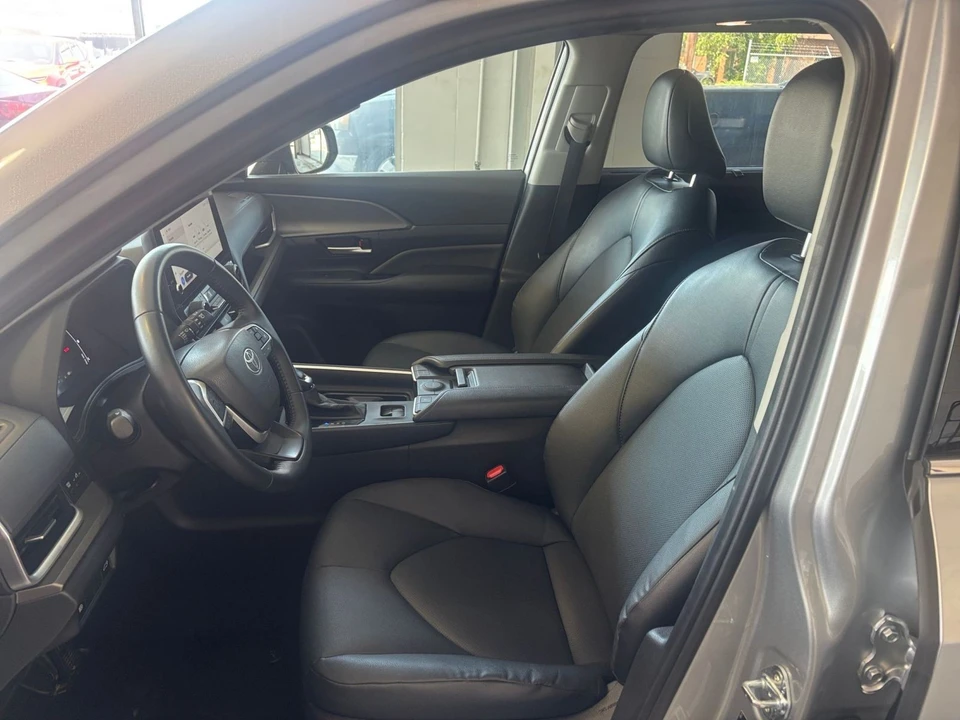 2025 Toyota Highlander - Image 29 of 31