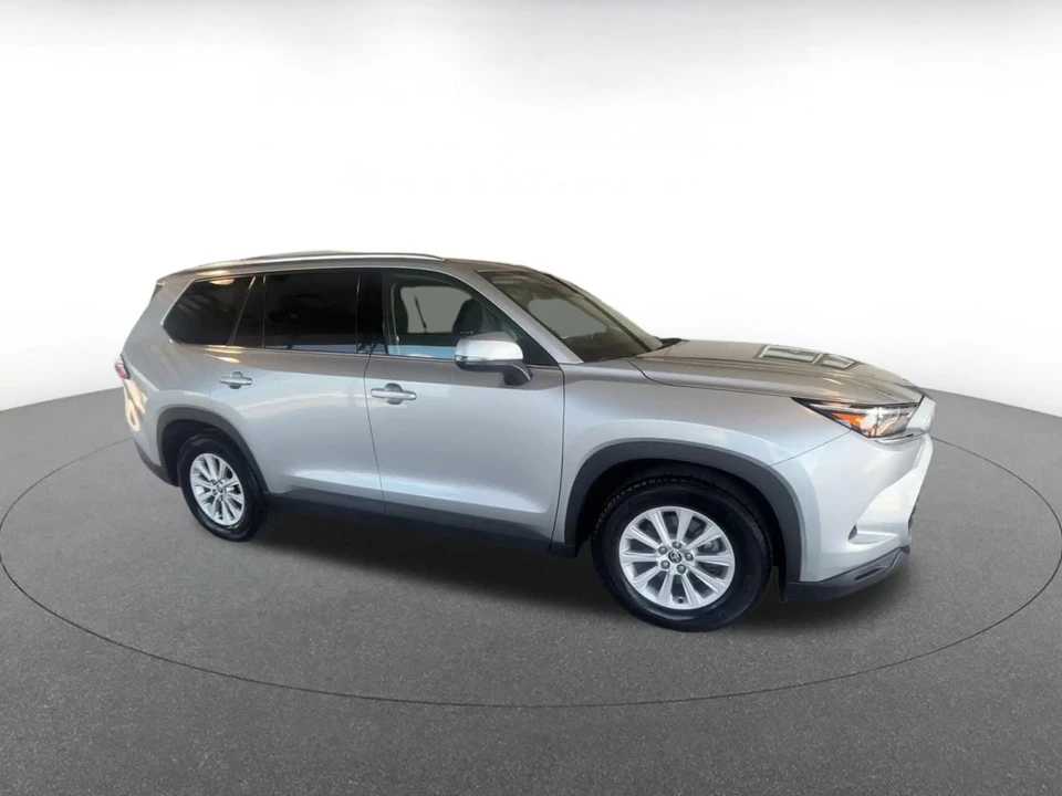 2025 Toyota Highlander - Image 2 of 31