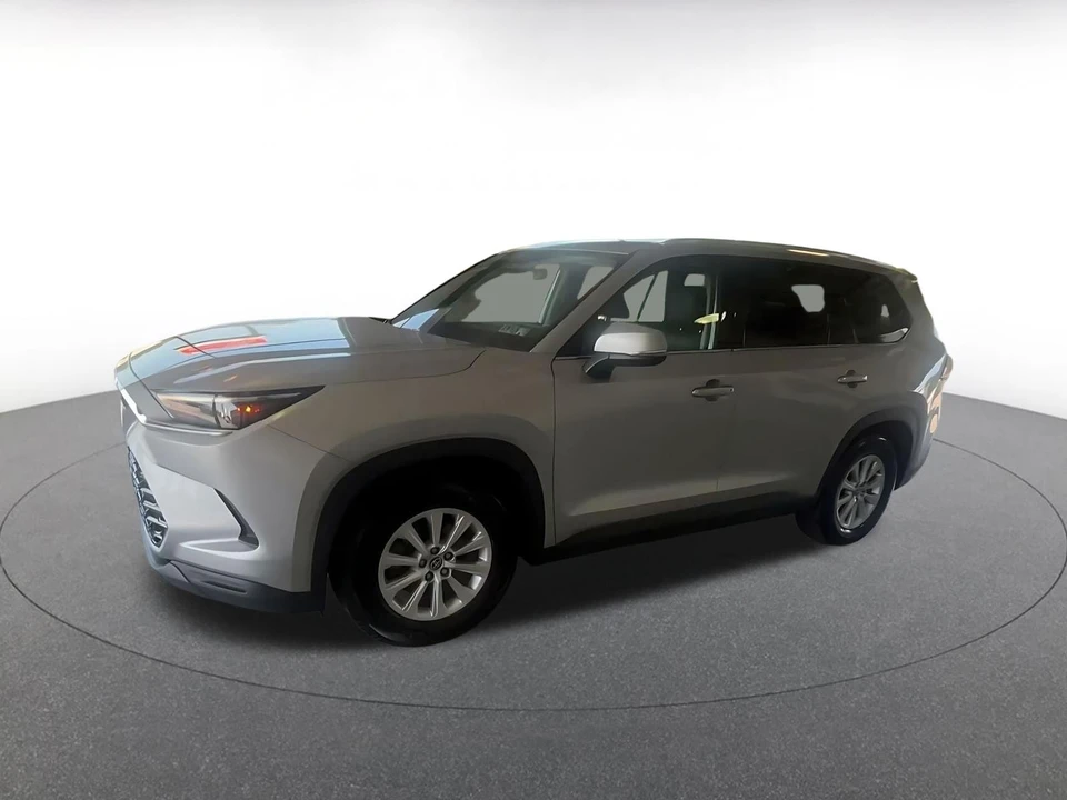 2025 Toyota Highlander - Image 8 of 31