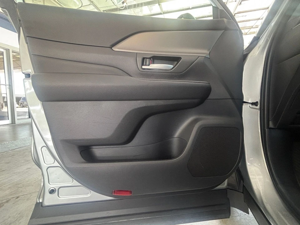 2025 Toyota Highlander - Image 20 of 31